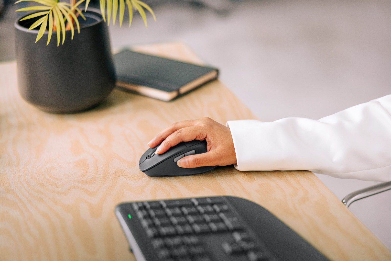 Mano sobre un mouse ergonómico Logitech